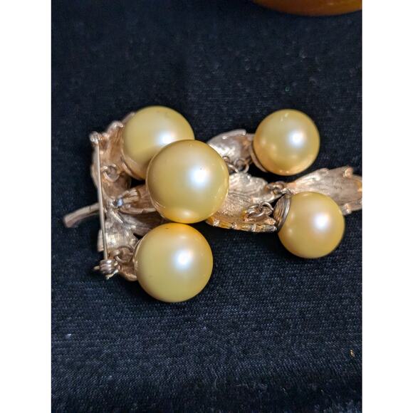 Vintage Rare LISA SCHALLERT Golden Faux Pearl Nouveau Articulated Grapes Brooch - Picture 7 of 12